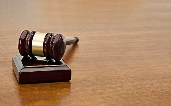 Kuvituksena päätösnuija